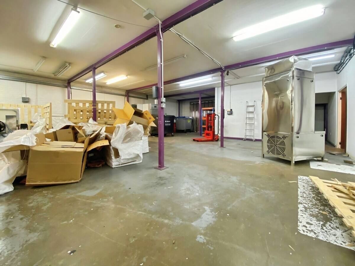 Modern Self-Contained Office with Parking in Reading Berkshire Near Town Centre Photo 14