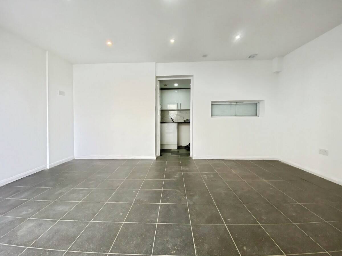 Self-contained E-Class premises of approx. 270 sq.ft (25m²) off busy Caversham Road, Reading Photo 14