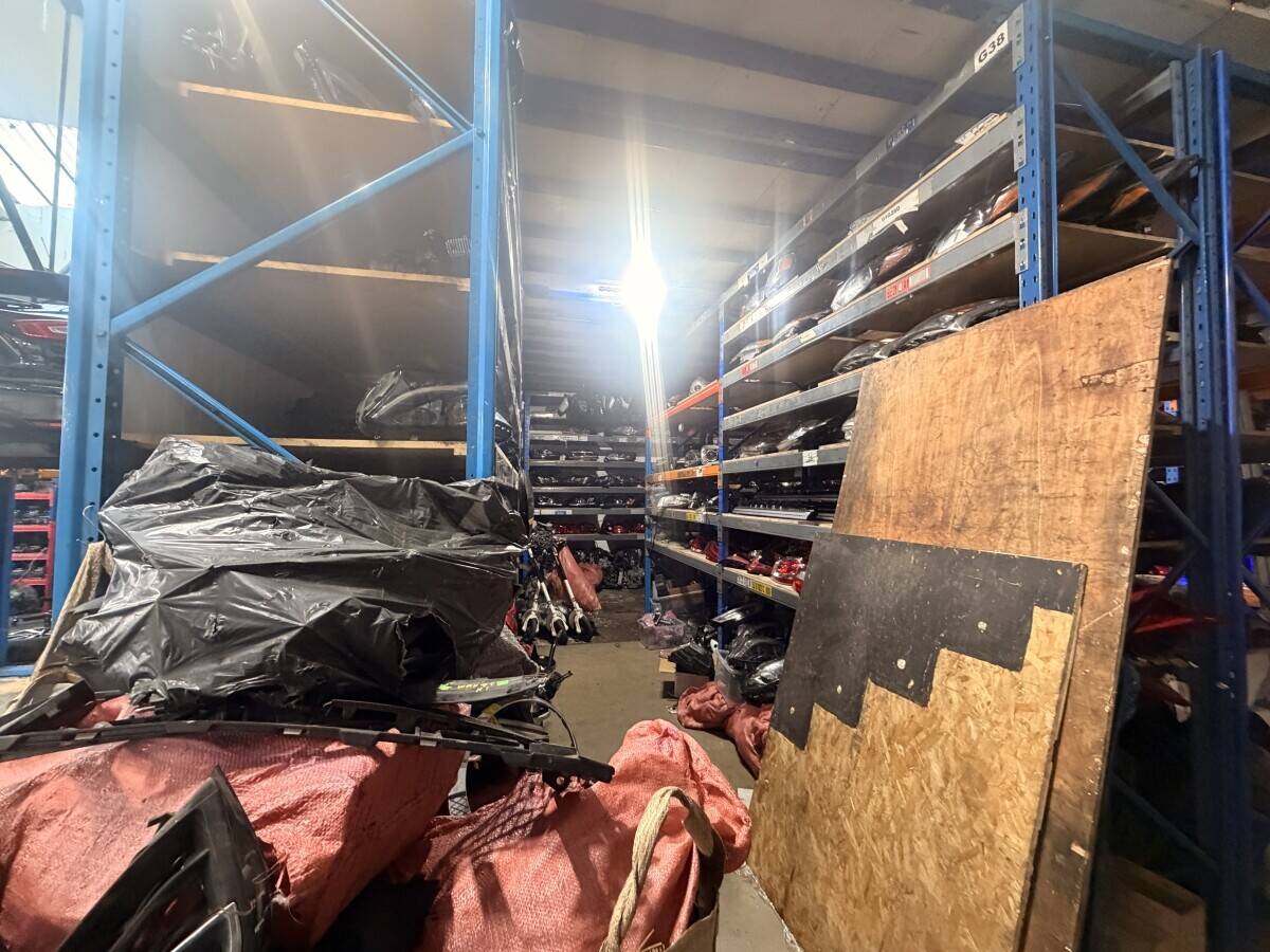 Industrial garage unit in Park Royal London with warehouse and three car ramps available for sale Photo 14