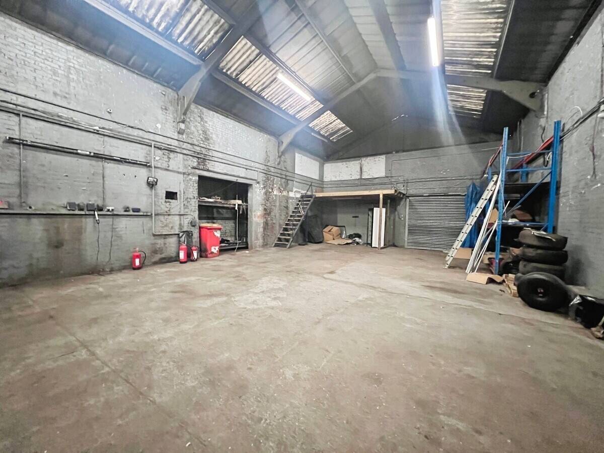 Garage Workshop Available in West Bromwich with Two Ramps and Immediate Access Photo 14