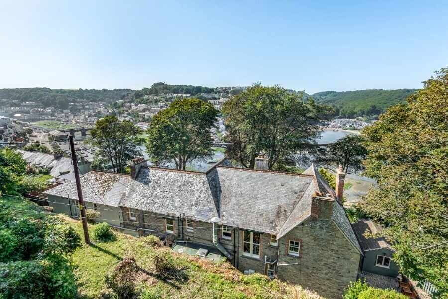 7-Bedroom Manor for Sale in Looe Cornwall with Scenic Views and Owner's Cottage Photo 14
