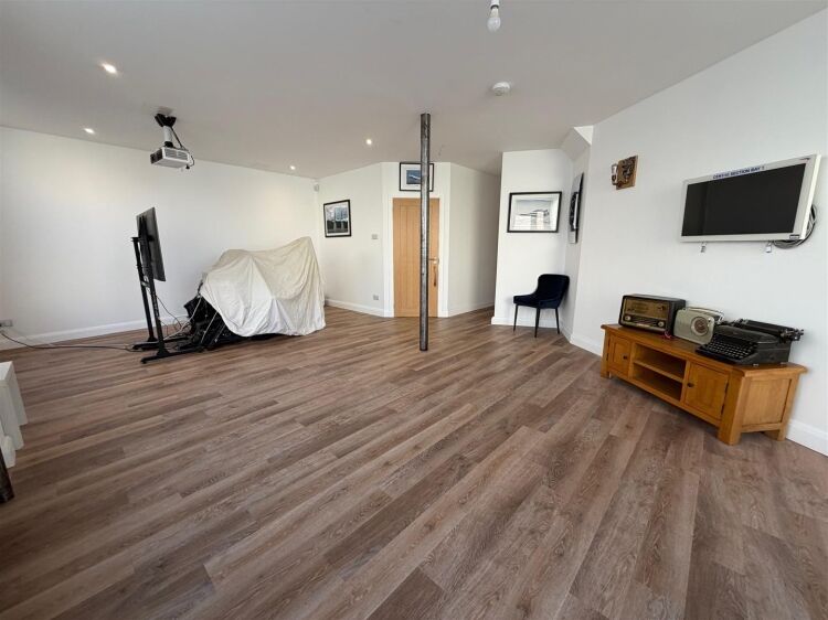 Versatile 1,400 ft² studio space for sale in Bristol with gym and garden amenities Photo 14