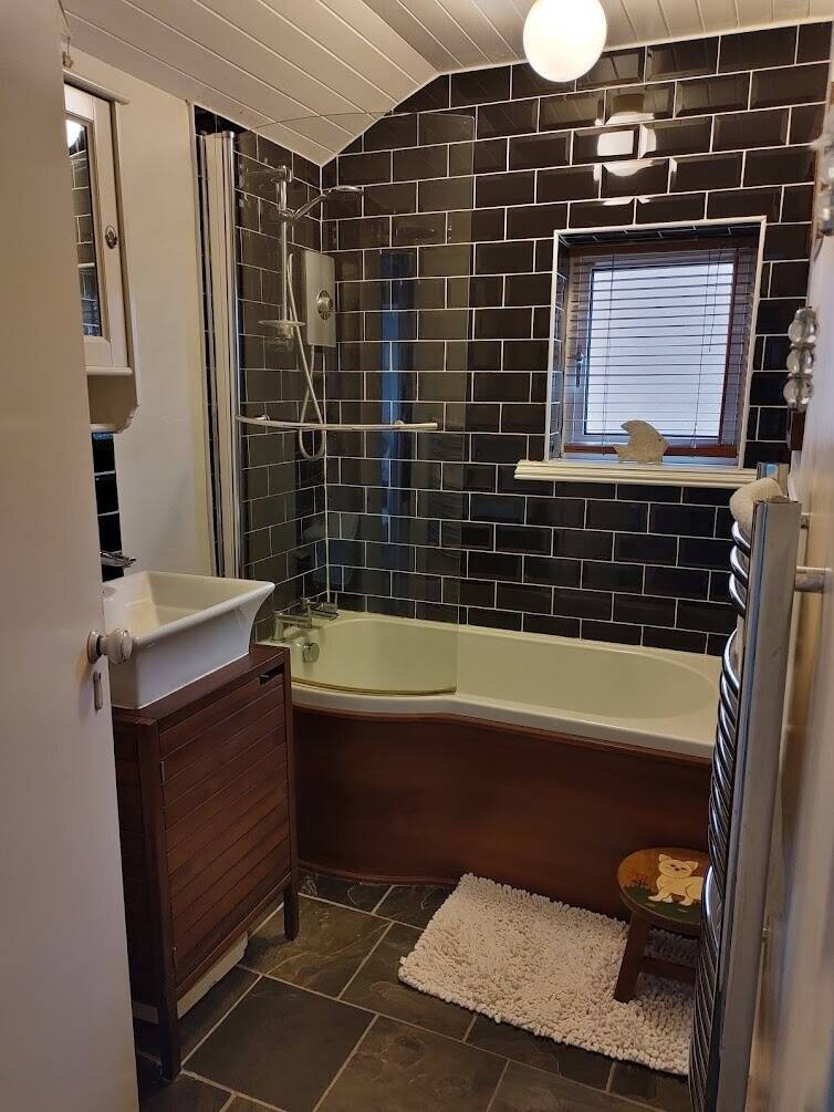 Cattery and Home for Sale in Tipton, West Midlands with Spacious Living Quarters Photo 14