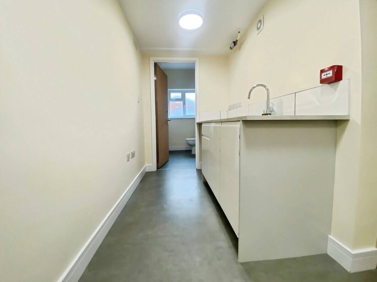 Refurbished E-Class Unit For Sale in Tilehurst, Reading, Berkshire on Busy Parade Photo 14