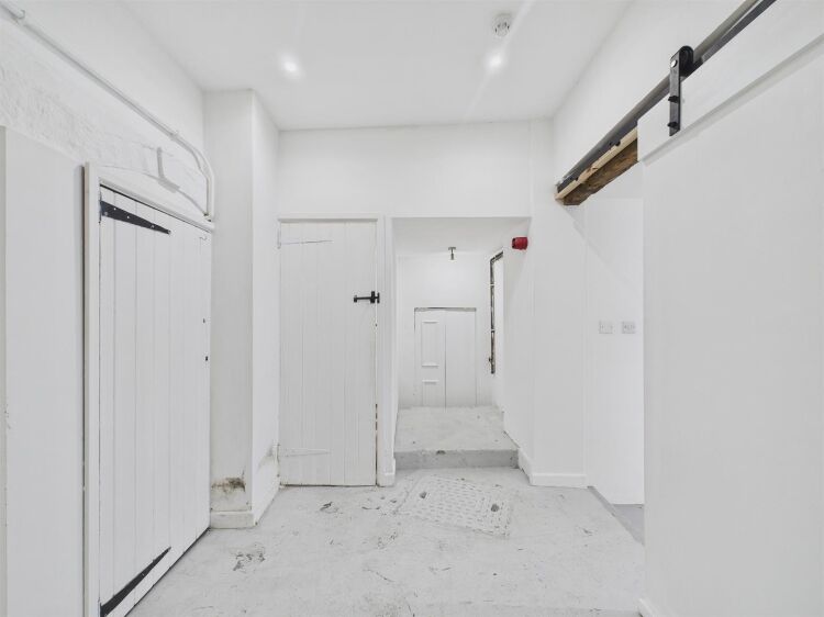 Vacant ground floor shop office studio in Bristol on Cheltenham Road with modern amenities Photo 14