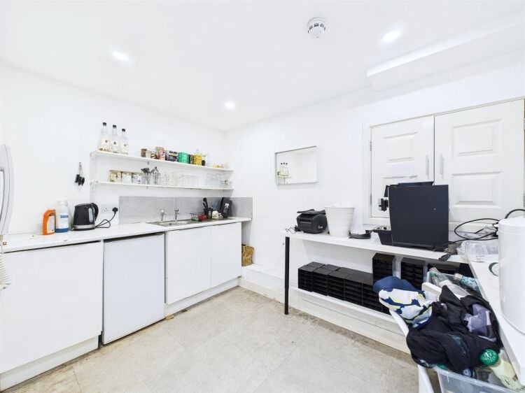 A spacious commercial unit situated in an enviable location on bristol's harbourside within easy reach of bristol city centre. Photo 14