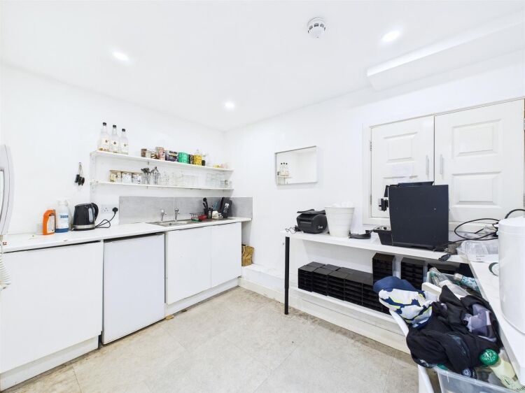 A spacious commercial unit situated in an enviable location on bristol's harbourside within easy reach of bristol city centre. Photo 14
