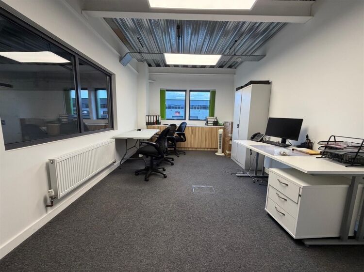 Well-presented warehouse unit with office space for sale in Bristol, 6,677 ft² in a modern park. Photo 14