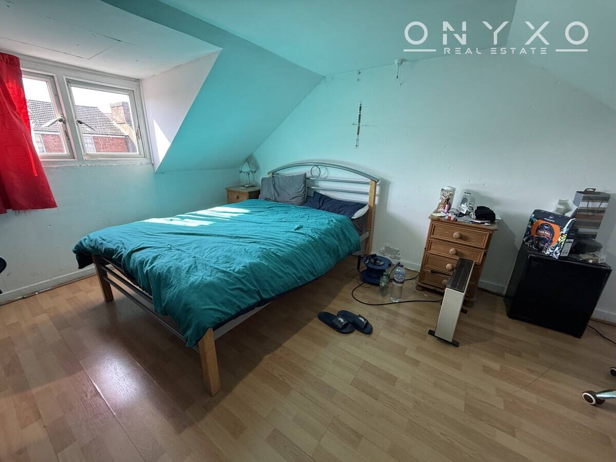 Mixed Use Investment with Commercial Unit and Apartment in Bedford Bedfordshire Photo 14