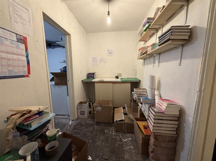 Mixed-use investment in Bristol with retail space, two studio apartments, and a garage Photo 14