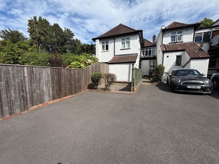 Mixed-use investment property with ground floor shop and two-bedroom flat in Bristol Photo 14