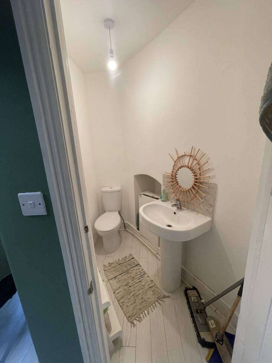 Available 14th July - Top Floor Office/Studio Space in Prime Hoxton Location with Private Entrance Photo 8