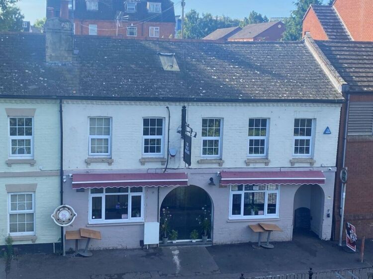 Modern Sports Pub and Four Bedroom Flat Seeking New Ownership in Reading Berkshire Photo 15