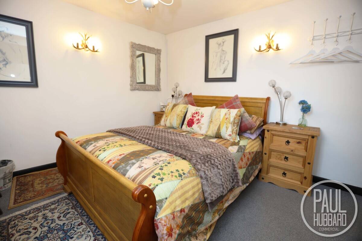 Charming Grade II Listed B&B in Norfolk with Separate Cottage and Expansion Potential Photo 15