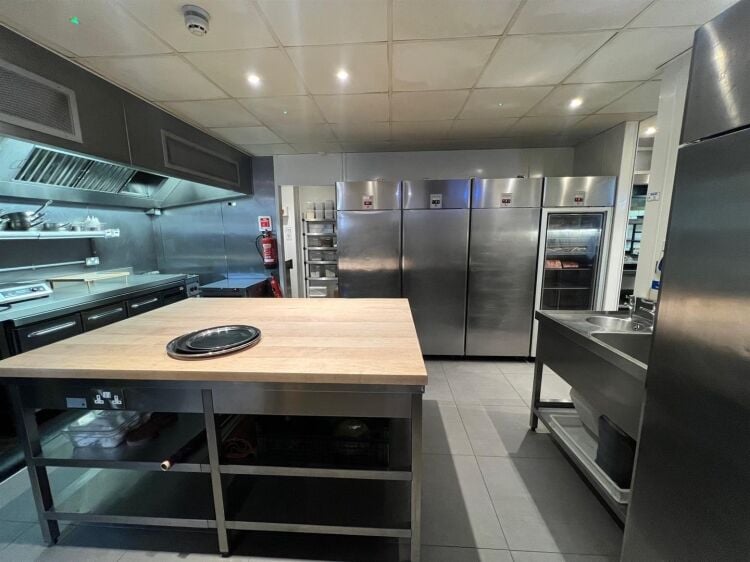 Fully Equipped Restaurant with Spacious Kitchens and Offices for Rent in Bristol Photo 15