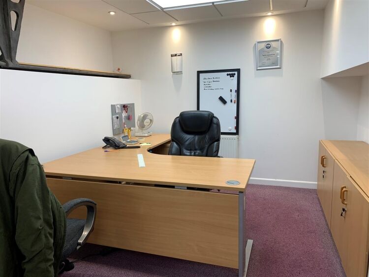 Spacious Warehouse and Elegant Office Space Available in Bristol's Circuit 32 Trading Estate Photo 15