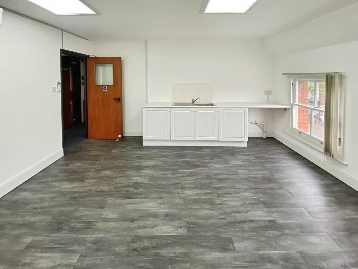 Rent Modern Office Suites in Central Reading - 3500sq.ft with Dedicated Parking Photo 8