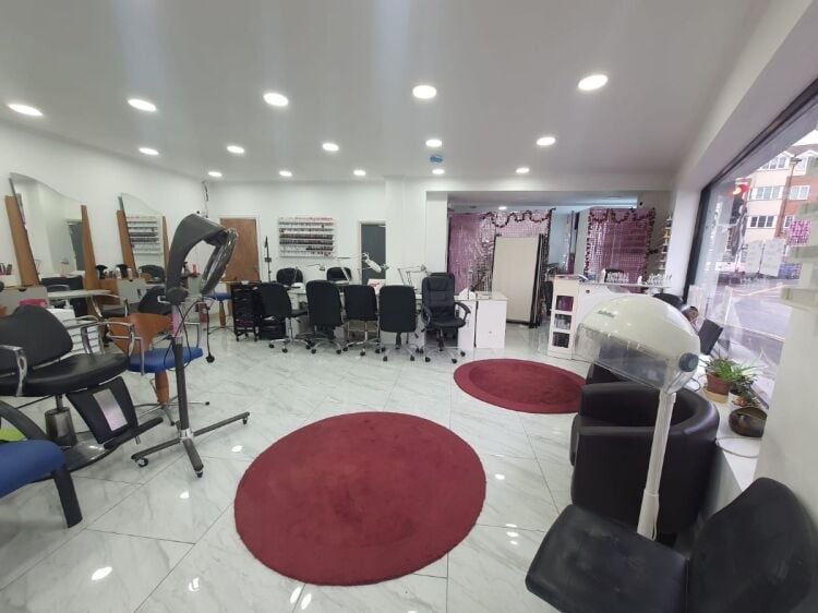 Mixed-use freehold property with 4-bedroom flat in Watford Hertfordshire available for sale Photo 15