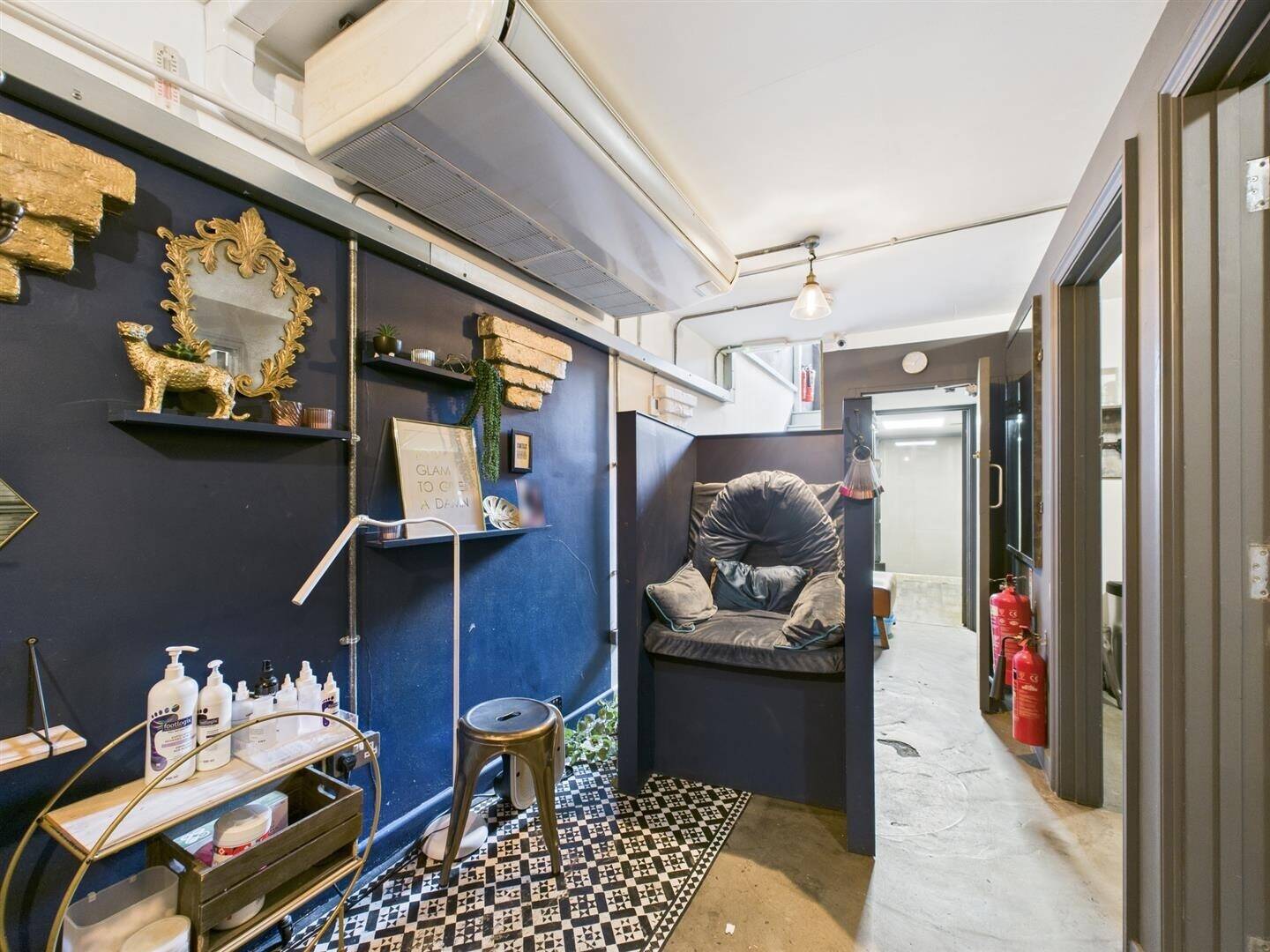 Commercial Unit for Sale in Shoreditch London with Established Hair and Beauty Salon Setup Photo 15