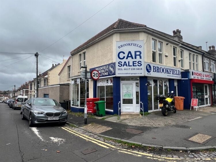 Mixed-use property in Bristol with ground floor shop, workshop, and 2-bedroom flat above Photo 15