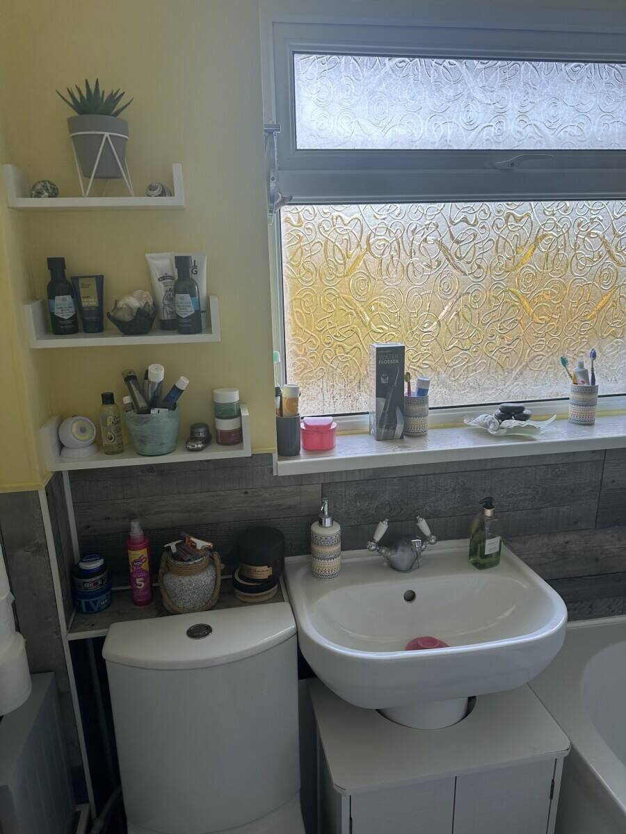 Freehold salon and beauty room with 3 bedroom accommodation in Ashford Kent available for sale Photo 15
