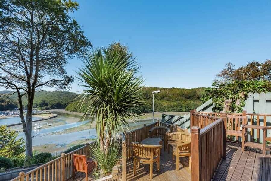 7-Bedroom Manor for Sale in Looe Cornwall with Scenic Views and Owner's Cottage Photo 15