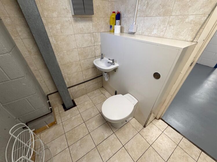 Light industrial unit for sale in Bristol with off-street parking and flexible layout Photo 15