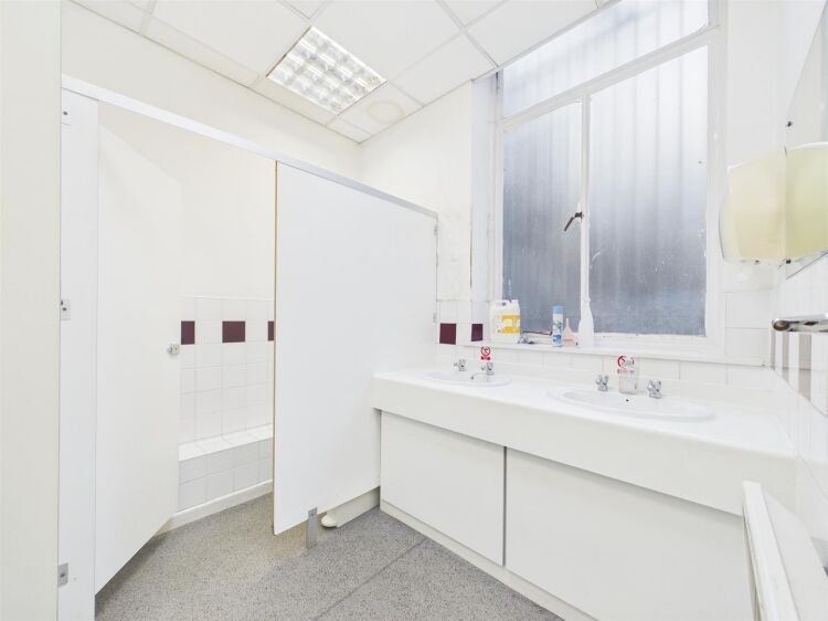 Former bank building in Bristol City Centre with ground floor office and basement storage available Photo 15