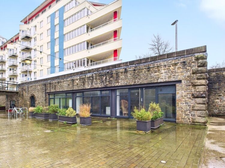 A spacious commercial unit situated in an enviable location on bristol's harbourside within easy reach of bristol city centre. Photo 15