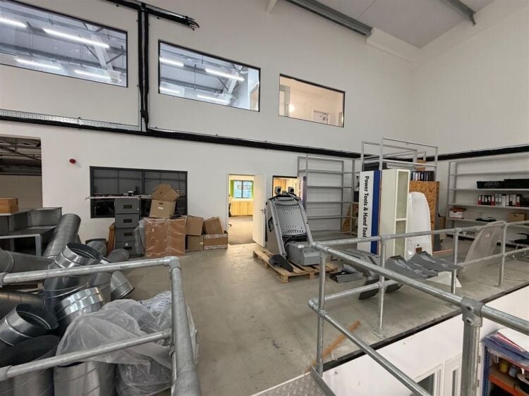 Well-presented warehouse unit with office space for sale in Bristol, 6,677 ft² in a modern park. Photo 15