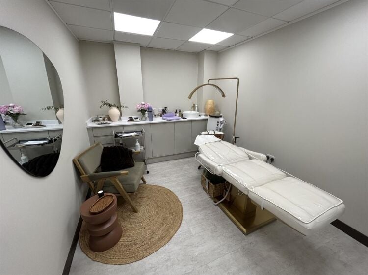 Mixed-use investment property with ground floor shop and two-bedroom flat in Bristol Photo 15