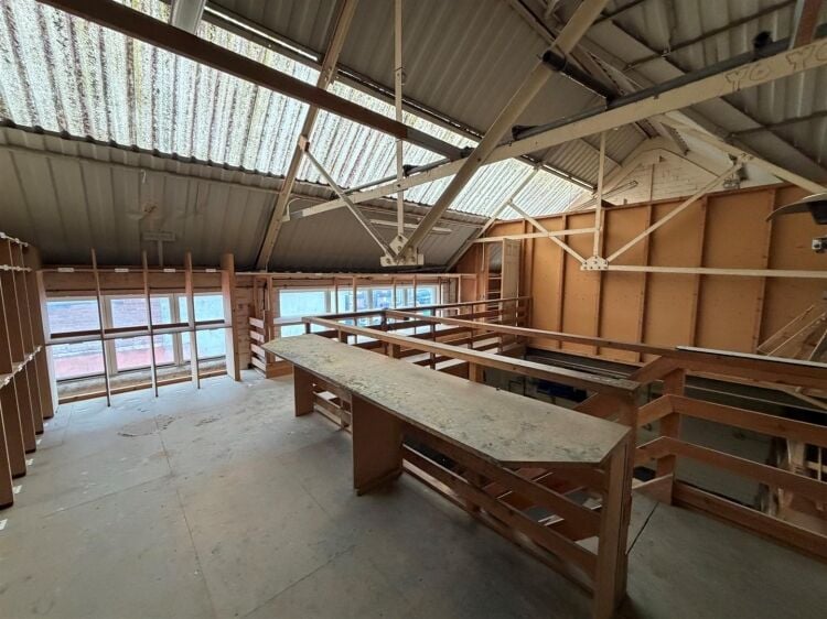 Double Fronted Industrial Unit for Sale in Bristol with Yard and Parking Facilities Photo 15