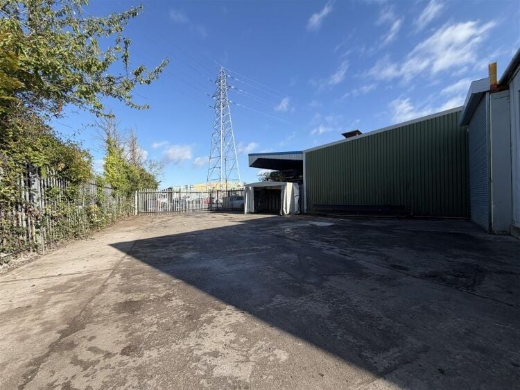 An end of terrace industrial unit measuring approximately 4,030 ft² (374.4 m²) with additional mezzanine storage. the unit benefits from a s Photo 15