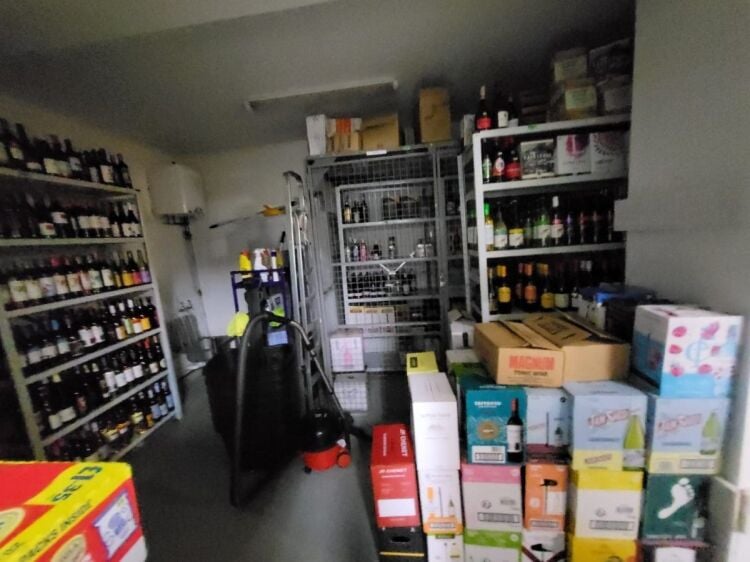 Refurbished convenience store for sale in Hornchurch East London with potential for expansion Photo 15