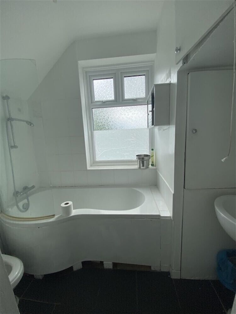 Berkshire Commercial Property with Conversion Potential in Prominent Market Town Photo 15