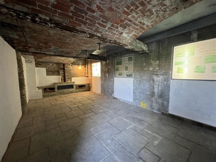 Prime Showroom Premises Available in Brighouse Town Centre, Ideal for Varied Uses Photo 2