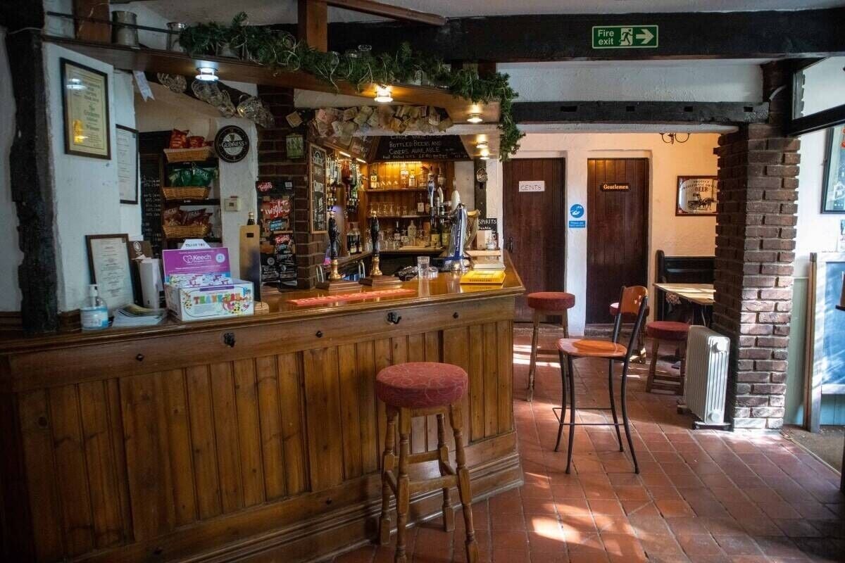 Prime Hertfordshire Pub with Massive Development Potential & Six Bedrooms Photo 2