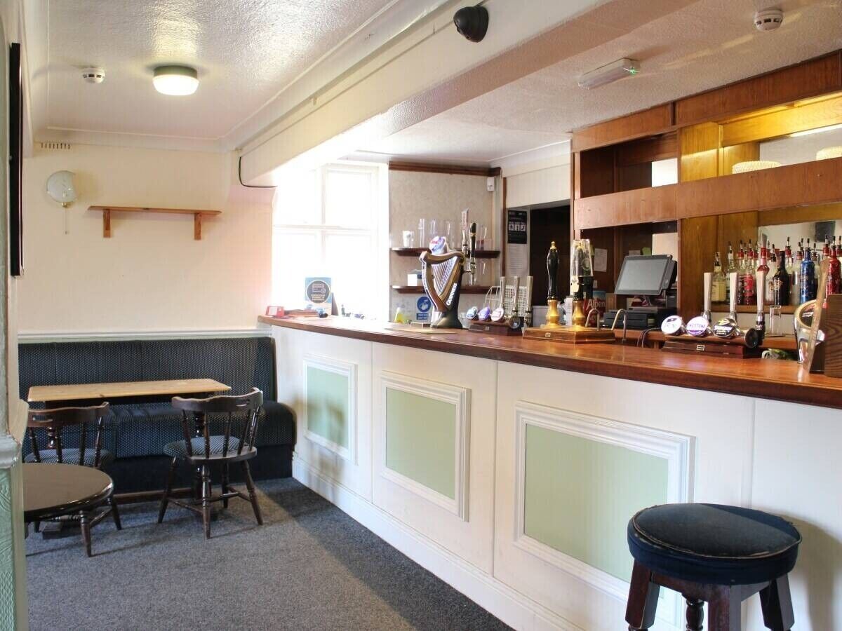 Five-Bedroom Pub in Nottinghamshire, Perfect for Transformation, Close to Newark Centre Photo 2