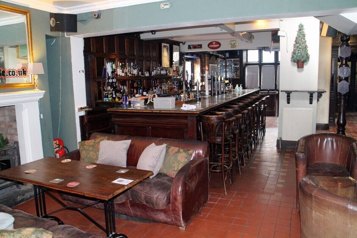 Characterful Property in Wigan Town Centre, Huge Potential with 8-bed Accommodation Photo 2