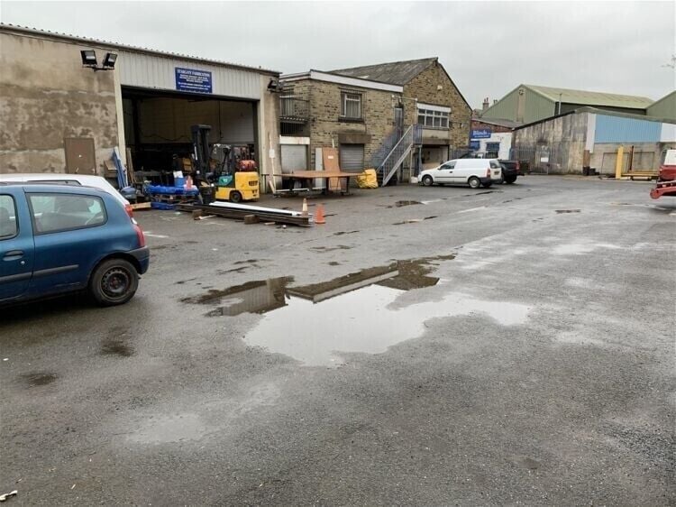 Versatile Freehold Commercial Property in Huddersfield, Ideal for Various Ventures Photo 2
