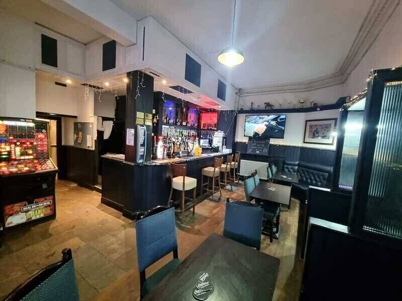 Prime Corner Commercial Property in Glasgow - Long-Established Public House For Sale Photo 2