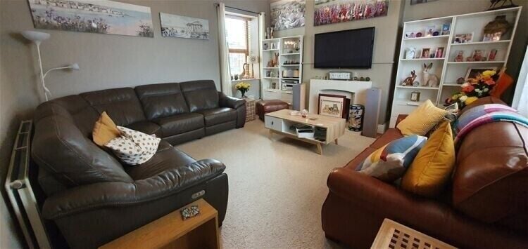 Charming Four-Bedroom Detached Property with Business Space in Barnsley, South Yorkshire Photo 2