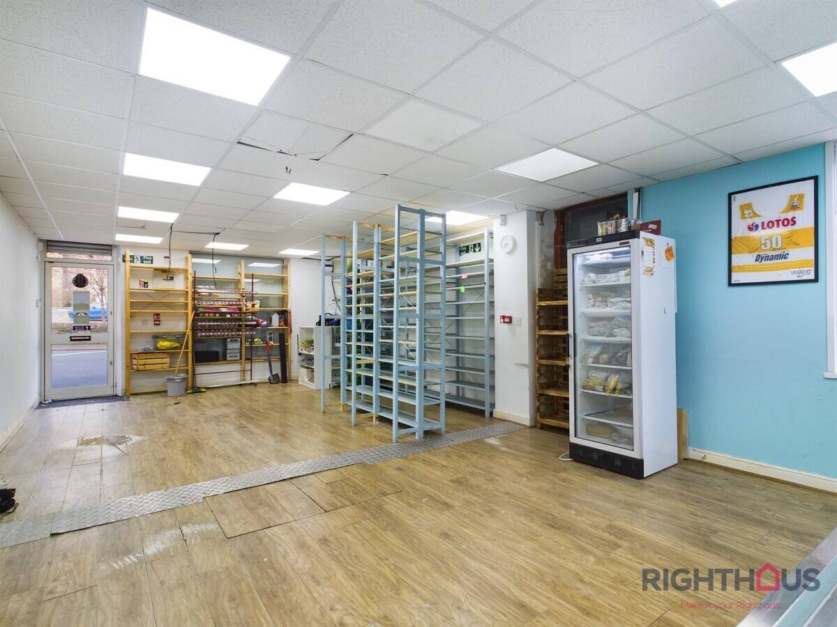 Retail Unit TO LET Prime Location Photo 2