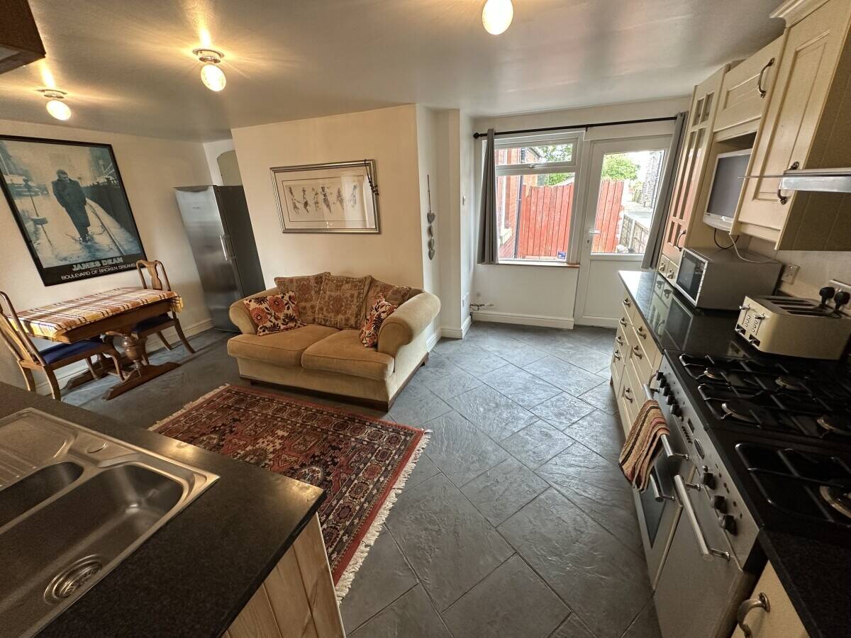 Double-Fronted Derbyshire Unit with Two-Bedroom Flat, Ideal for Retail or Residency Photo 2