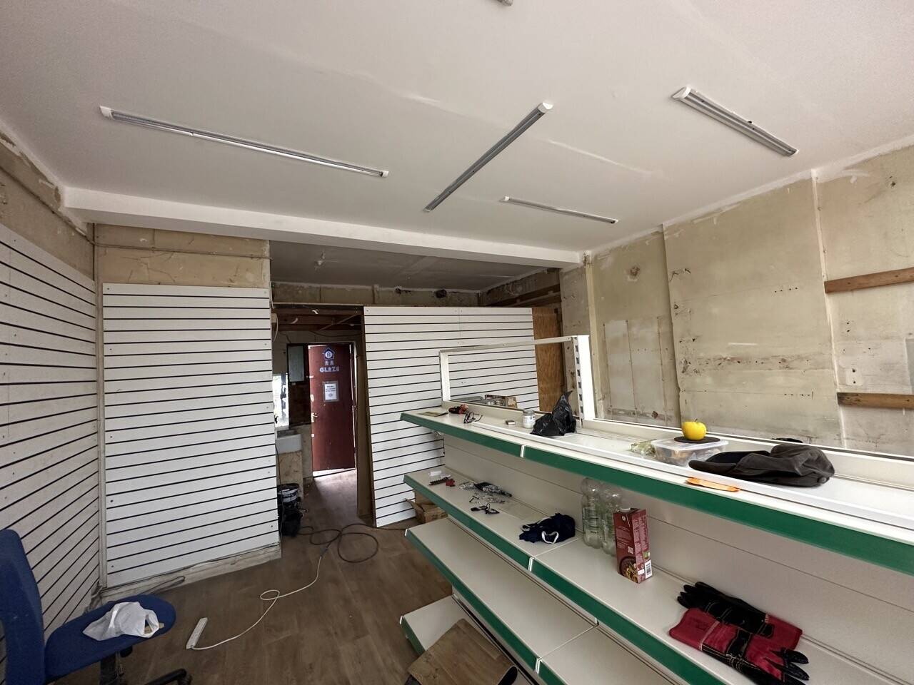 Empty shop to let on a busy High Street of Wembley. Suitable for Food, Barbers and Laundry Shop. Photo 2