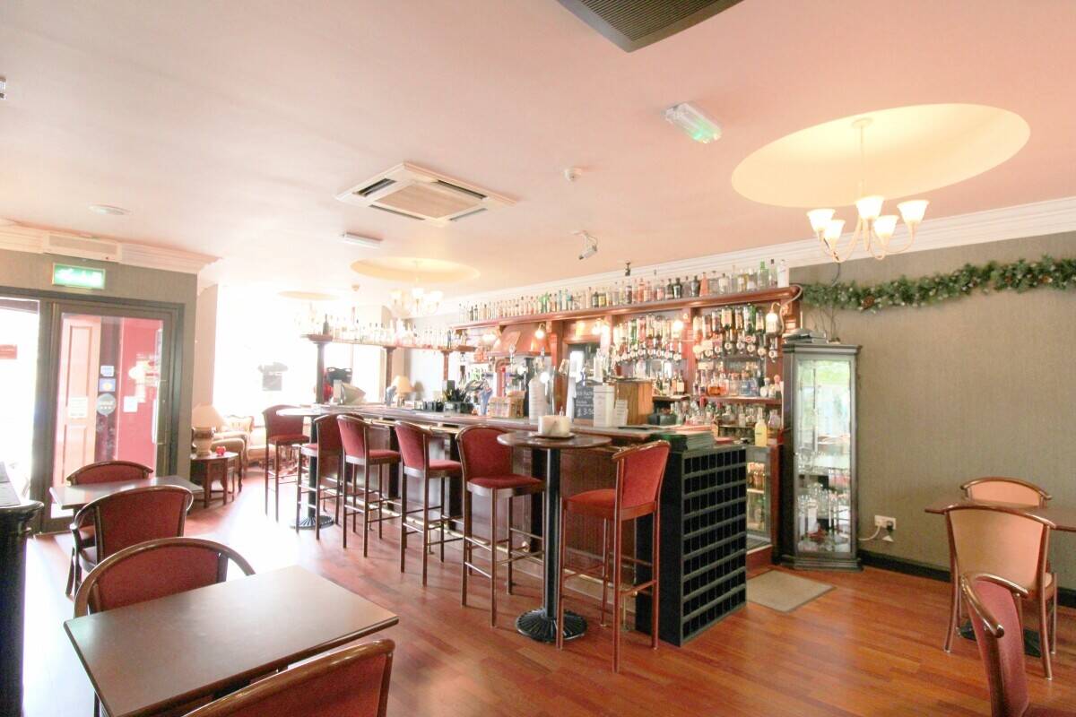 Highly Popular Villa Hotel in Prime Hamilton Location Now on Sale Photo 2