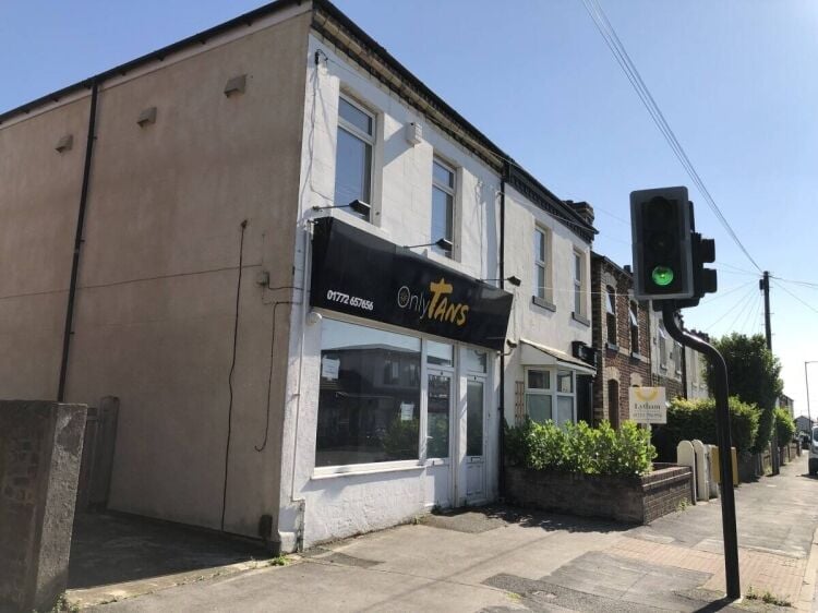 Leasehold Retail Shop Available Immediately in Freckleton, Lancashire - Former Tanning Studio, No P Photo 2