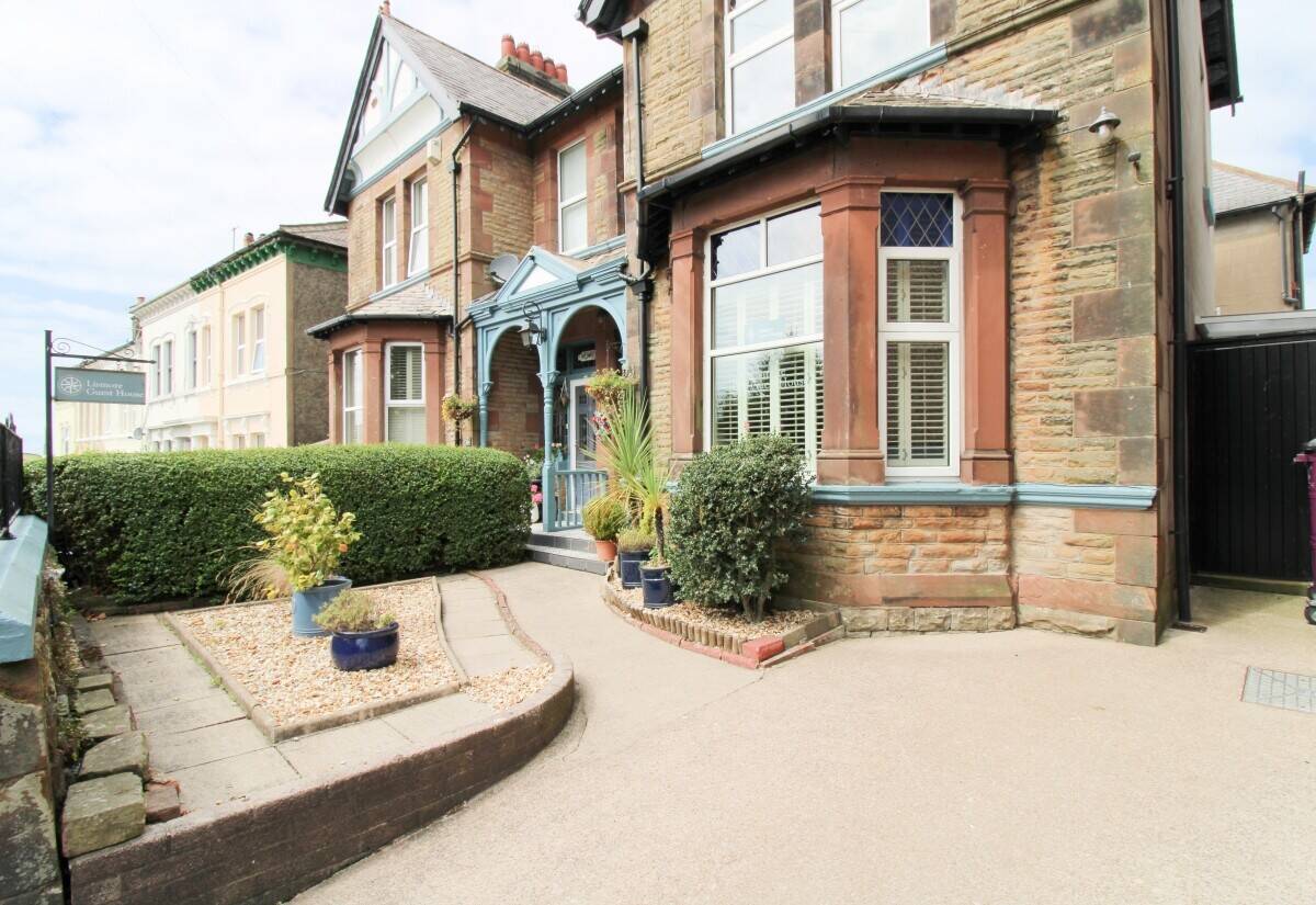 Turnkey Coastal Guest House for Sale, Prime Location in Whitehaven Cumbria Photo 2