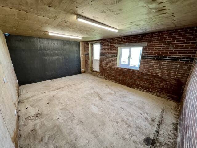 High Peak Warehouse Workspace Available, Ideal for Small Businesses Photo 2