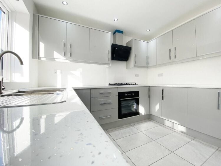 Renovated 5-Bedroom Semi-Detached Property in Desirable Oadby, Leicester LE2 Kendrick Drive Photo 2